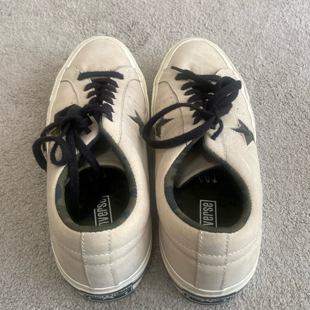 Converse Men’s size 9 leather sneakers